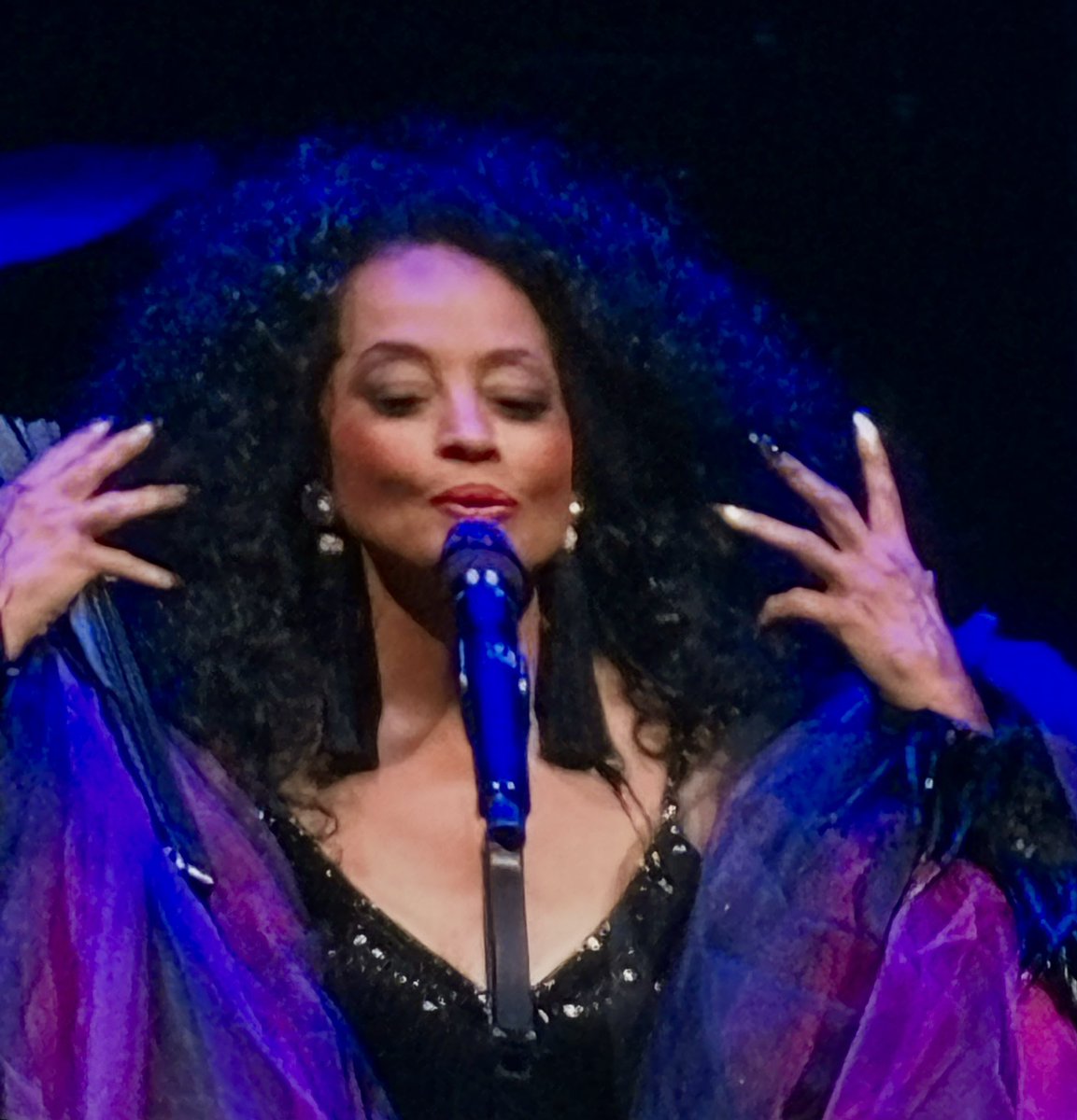 Hier soir, Diana Ross a rappelé à tous pourquoi elle est une diva absolue. Classe, voix, charisme : une icône, tout simplement.

God save the diva #DianaRoss 🩷