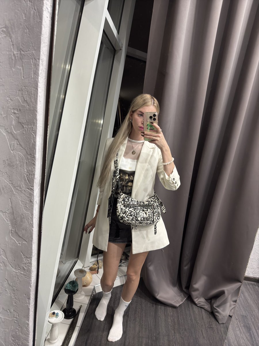 Знаешь, хотела веселиться, но снова понедельник…
А утром ещё и вылет в Москву 😝