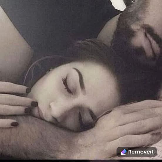 لا شيء يلفتني
هذا المساء❤️
كما تفعل ضحكتكِ
لا شيء ينسيني التعب
كملامح وجهكِ❤️
لا شيء يعجبني
كلون الحمرة على شفتيكِ 
مثل لون شعركِ💛
الذي يهفهف عاليًا بالهواء
كعيونكِ اللامعة💚
ووهج روحك🩷
لا شيء يعجبني
رغم الصمت
الذي يعتليني صباح و مساء
غيركِ يا سيدتي❤️