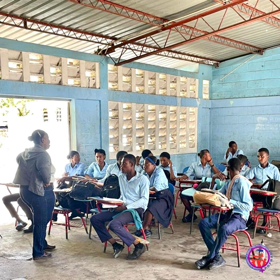 pofhad's tweet photo. *POFHAD : plus de 600 élèves sensibilisés sur les violences basées sur le genre (VBG) à L’Estère !*
L’Estère, Haïti – La Plateforme des Organisations de Femmes Haïtiennes pour le Développement (POFHAD) poursuit son engagement pour une société plus juste et égalitaire. https://t.co/vNFzcUB3EX