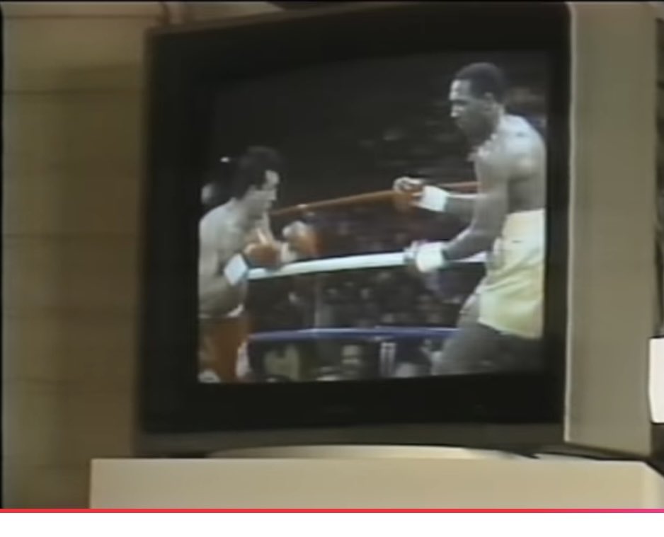 PunchZoneAris's tweet image. Watching an old 60 mins interview with Miles Davis and at one point he completely ignores the interviewer because he’s busy eating popcorn while watching Tommy Hearns-Juan Roldan 🤣