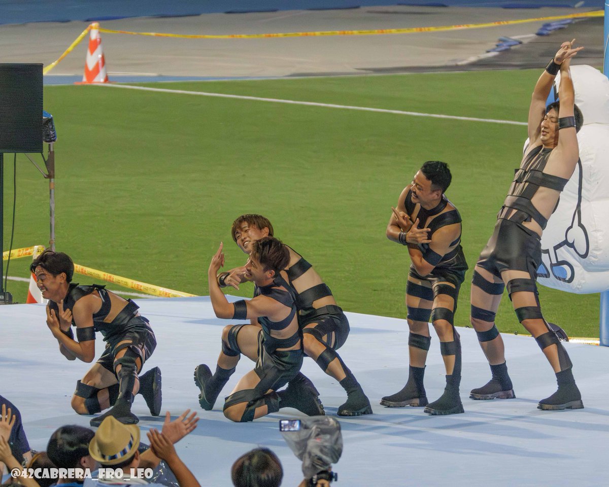 衣装の完成度高いな〜と思ってたけど、PV久しぶりに見たら、本家より露出度高く過激な仕上がりだった😆
youtu.be/vBmU5v2EyxM?si…
#2025川崎ファン感 #frontale