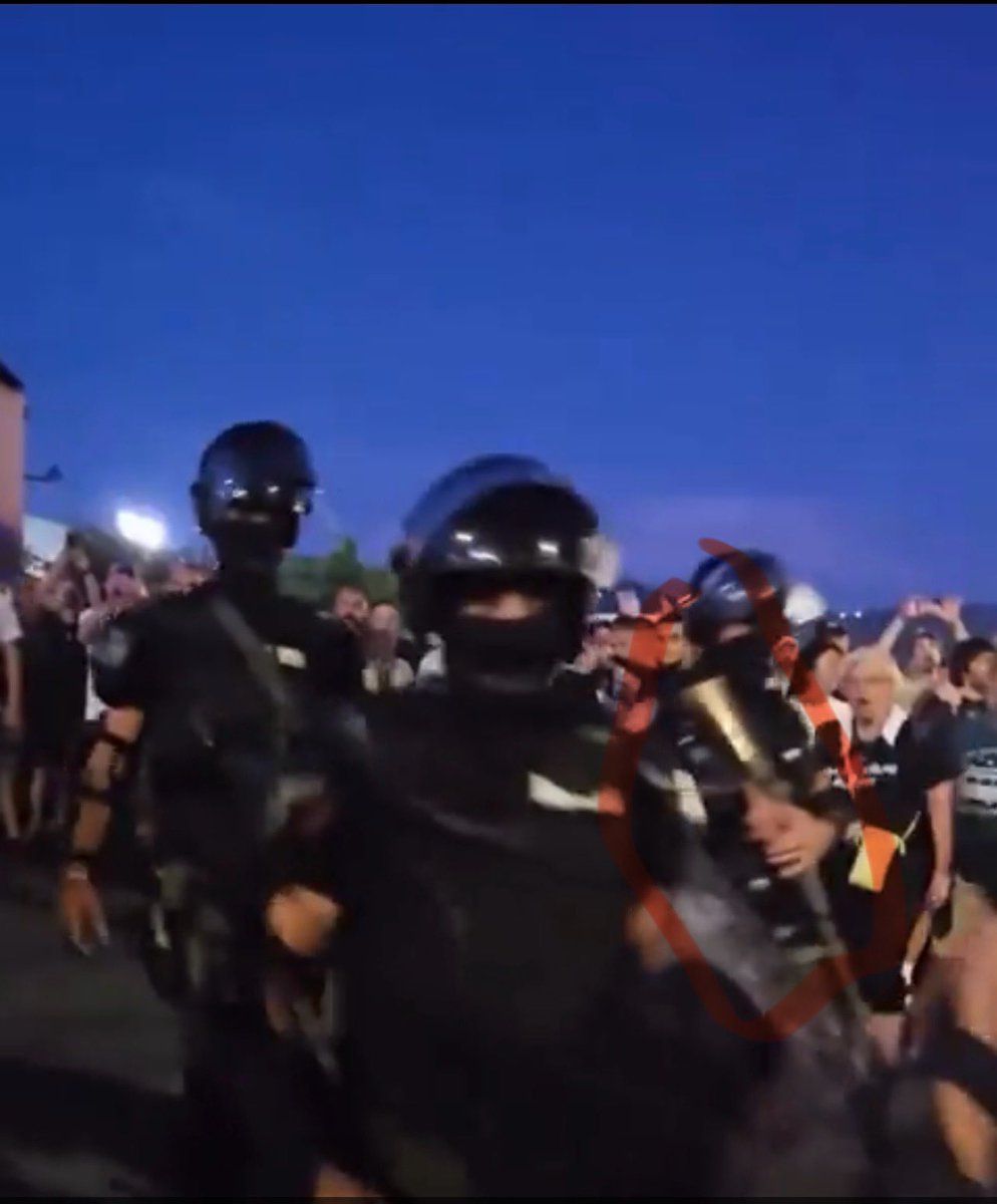 Hajde X policijo šta je ono zaokruženo kod jednog policajca