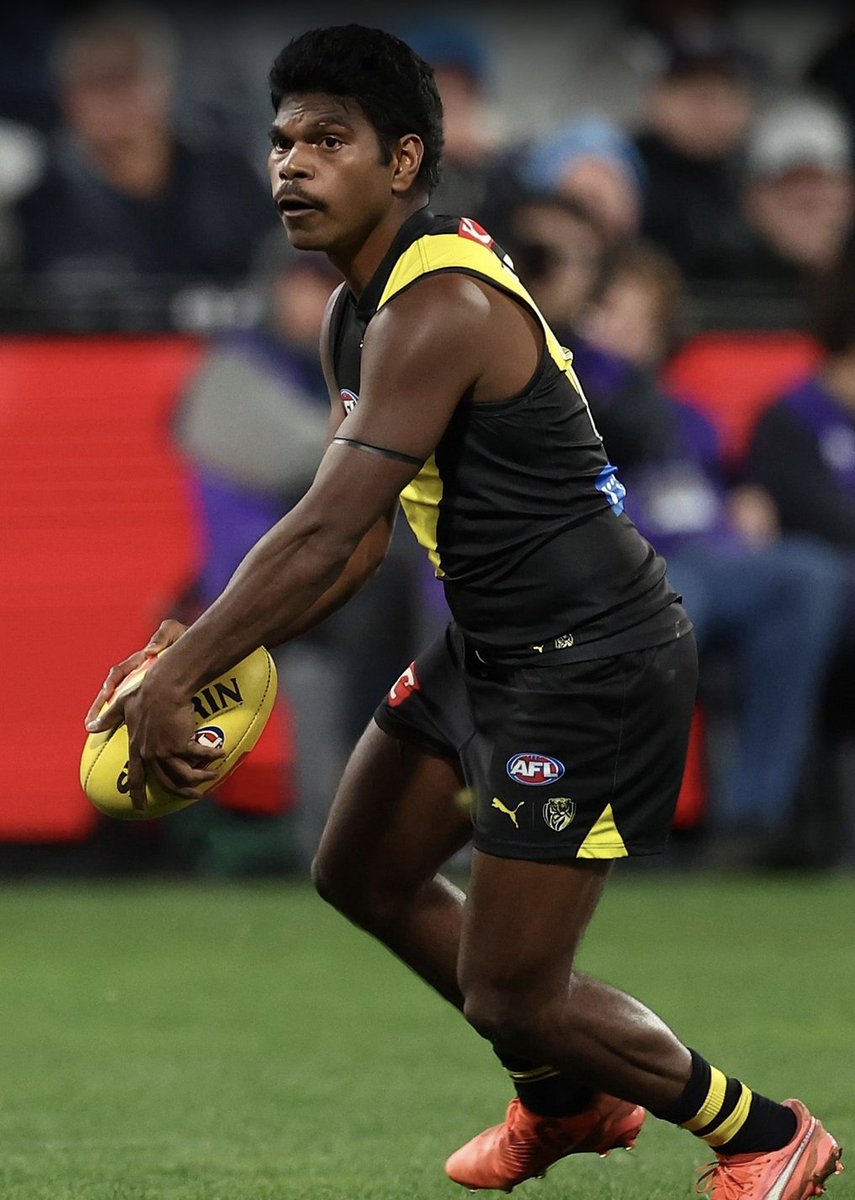 Great to see dynamo #MauriceRioliJnr take his opportunity vs Geelong.
Many forget MJ was playing good footy last year before his season was derailed by a syndesmosis injury. Hamstring issues too. Some say he’s not fit enough but injuries have hampered him.
Go on with it lad.💪🐯