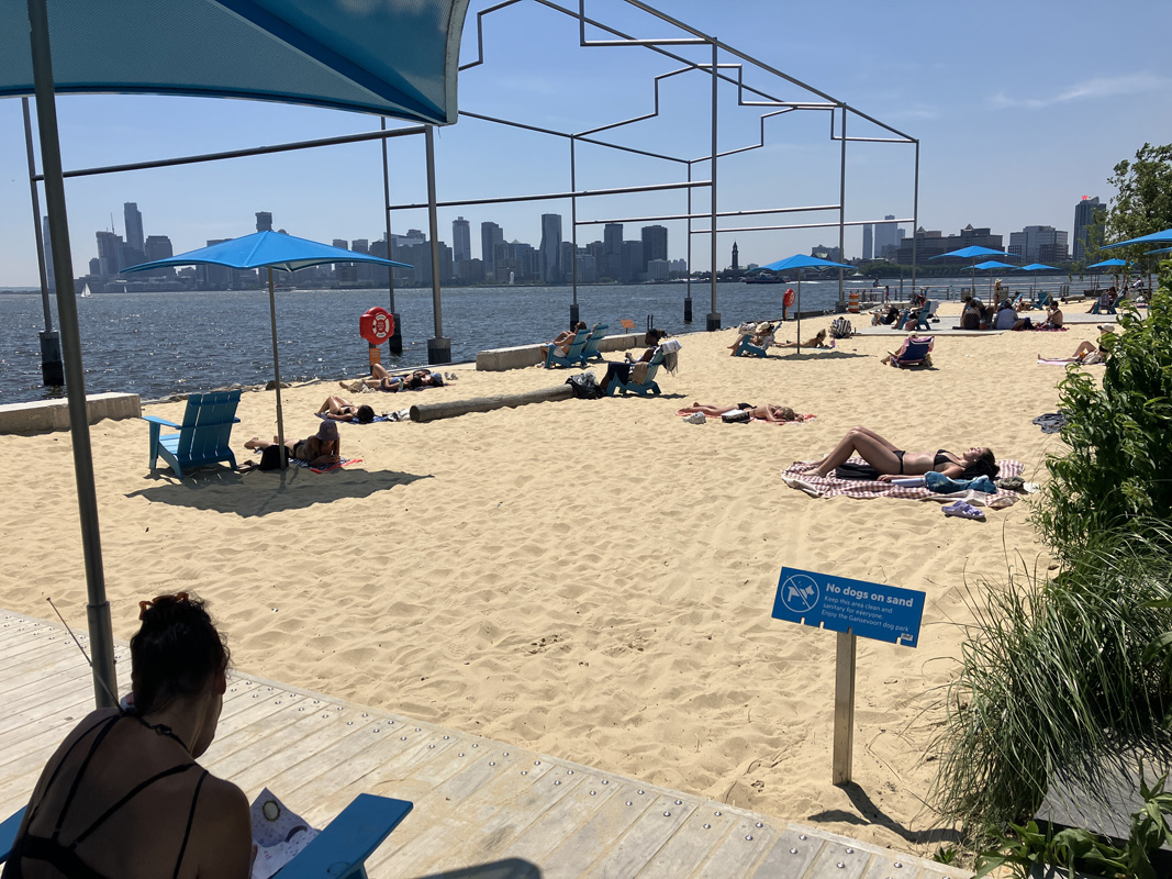 SiegelNYDN's tweet image. On a hot Summer Sunday, a day at the beach...in Manhattan. Plenty of room at Gansevoort Peninsula Sand Bluff in @HudsonRiverPark on the West Side, across from the @MeatpackingNY District.