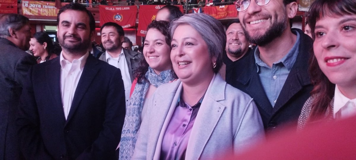 Claupascualgrau's tweet image. 113 años de @PCdeChile celebrados hoy en el #TeatroCaupolican: Nuestra militancia, amigos, partidos aliados, parlamentarios, alcaldes(as), concejales(as), consejeras regionales, organizaciones sindicales y sociales.
@jeannette_jara candidata de unidad llamando ensancharla aún más