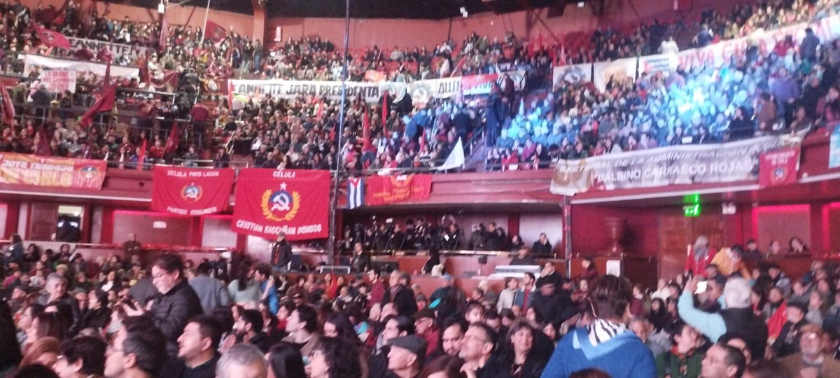 Claupascualgrau's tweet image. 113 años de @PCdeChile celebrados hoy en el #TeatroCaupolican: Nuestra militancia, amigos, partidos aliados, parlamentarios, alcaldes(as), concejales(as), consejeras regionales, organizaciones sindicales y sociales.
@jeannette_jara candidata de unidad llamando ensancharla aún más