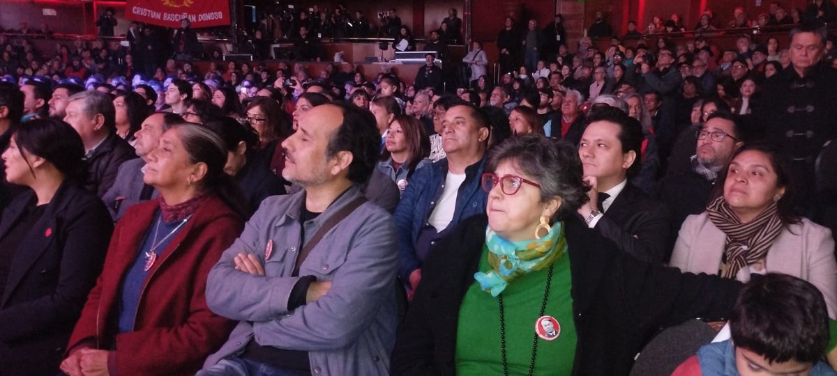 Claupascualgrau's tweet image. 113 años de @PCdeChile celebrados hoy en el #TeatroCaupolican: Nuestra militancia, amigos, partidos aliados, parlamentarios, alcaldes(as), concejales(as), consejeras regionales, organizaciones sindicales y sociales.
@jeannette_jara candidata de unidad llamando ensancharla aún más