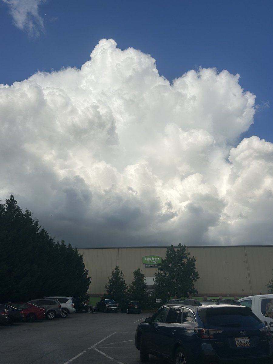 timbutz70's tweet image. @capitalweather Gorgeous structure. Photo taken in Glen Burnie, Md.