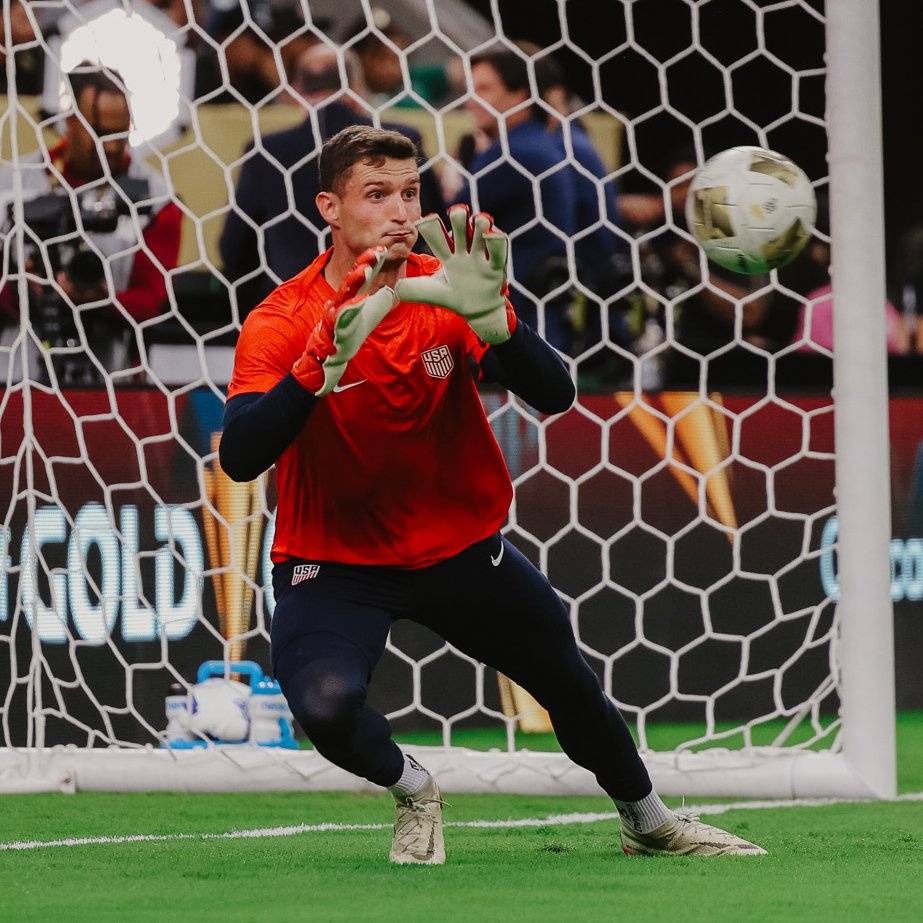 Freese in front of the net. 🥶