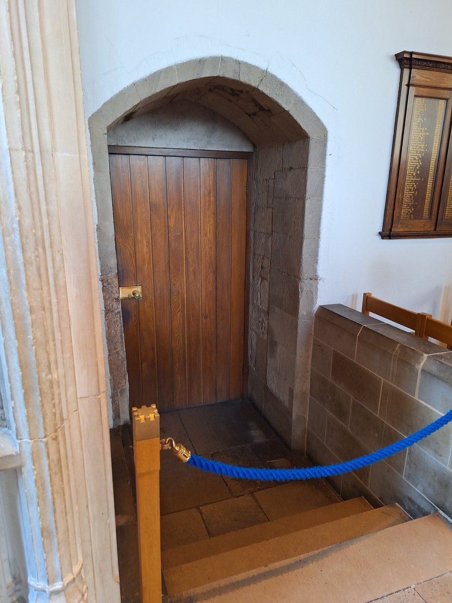 Un Santo perfecto. Honra la política y la justicia. 
Lo tengo en entre mis Santos amados. Atrás de esta puerta están sus huesos. Su cabeza está en otra ciudad de UK