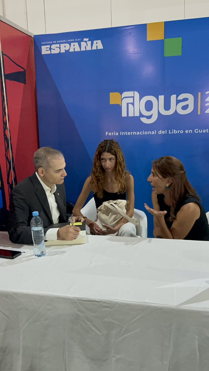 ninomatute's tweet image. La historia reciente de Guatemala en el relato del embajador @JosueFiallo que con carisma, compromiso y solidaridad nos acompañó en los largos meses en que defendimos nuestro derecho a elegir.
Gracias por ello y por renovar la esperanza en este valioso libro.
@FILGuatemala