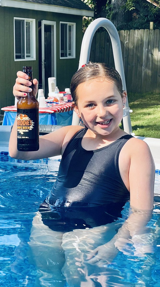 StrongLinzi's tweet image. Just a 7-year-old living her best life—sippin’ Freddy’s Root Beer poolside like she owns the distillery. @BuffaloTrace, is this how Freddy got started? 😂 #RootBeerRoyalty #SummerGoals