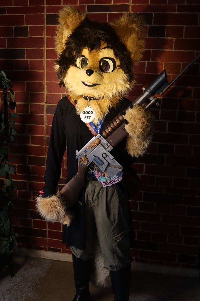 Toboe65's tweet photo. La violence mais toujours avec le sourire 

Photo de @Pundazebra 

#furry #fursuit https://t.co/hdPnhbQ765