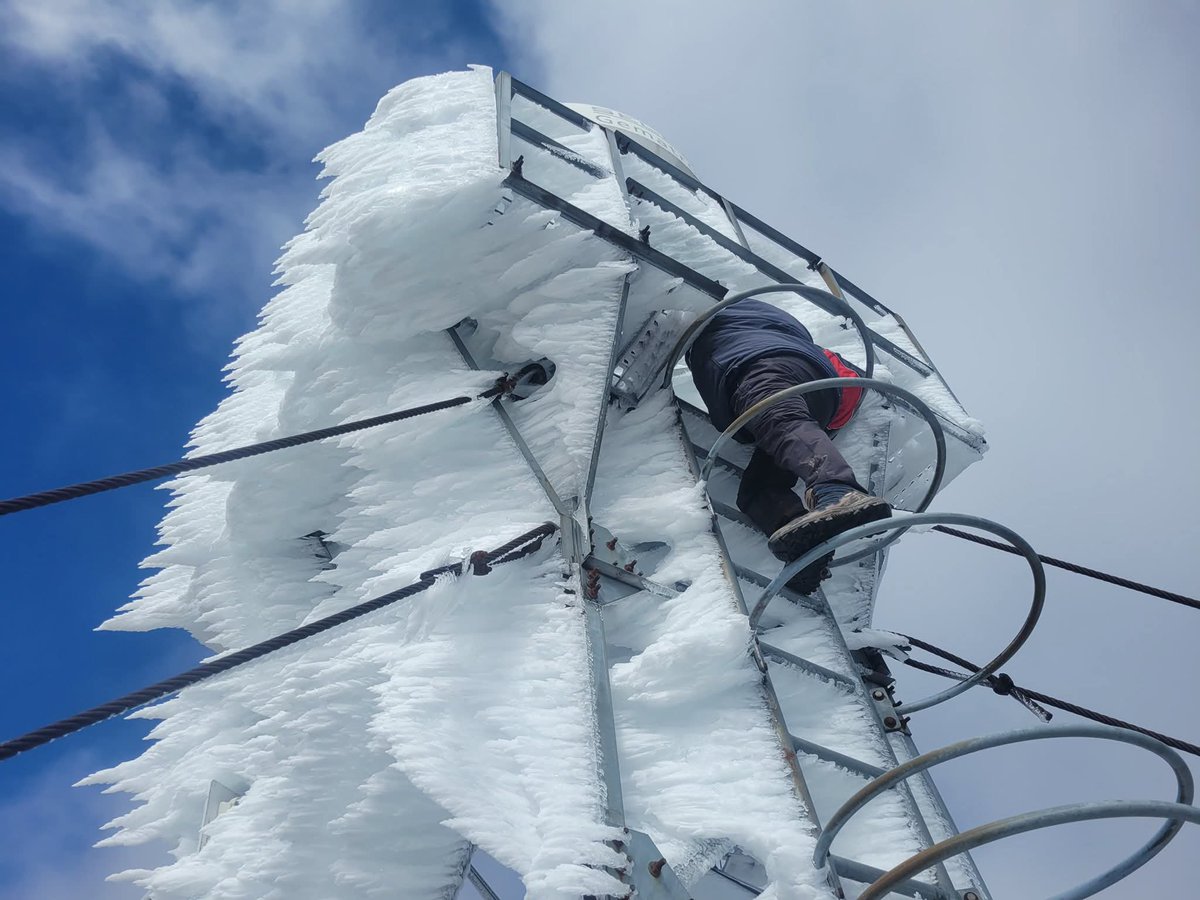 Nuevas imágenes muestran como quedó el radar de monitoreo climático de ETAPA EP, completamente congelado, en el Parque Nacional Cajas (PNC) producto de las intensas heladas que afectan a #Cuenca.