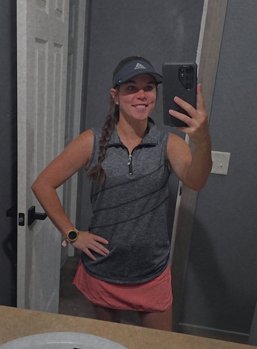 Kenzall12's tweet photo. I somehow managed to hit myself in the head with my putter today. 🤣💕 Happy Sunday!⛳️❤️ https://t.co/j0hC1qELL7