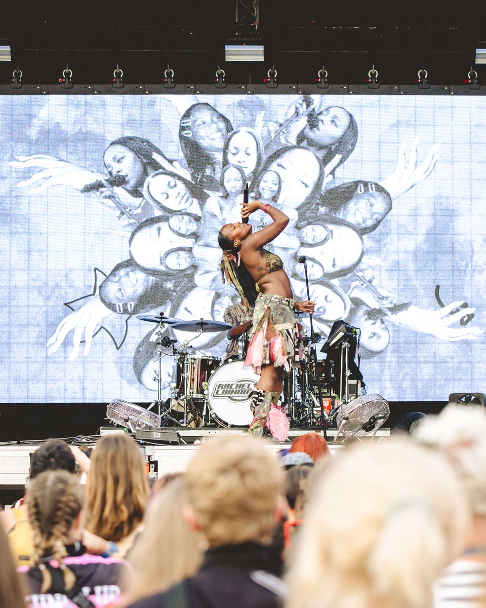 Hive Magazine (@hive_mag) on Twitter photo REVIEW: We went to experience Bludfest 2025 at the Milton Keynes Bowl, with performances from <a href="/yungblud/">YUNGBLUD</a>, <a href="/ChaseAtlantic/">CHASE ATLANTIC</a>, <a href="/denzelcurry/">Denzel Curry</a>, <a href="/rachelchinourir/">Rachel Chinouriri</a> and more!
📝: Lowri Pottage
📸: <a href="/maggsvisuals/">𝐃𝐲𝐥𝐚𝐧 𝐌𝐚𝐠𝐠𝐬</a>
🔗: hivemagazine.net/live-reviews/b… REVIEW: We went to experience Bludfest 2025 at the Milton Keynes Bowl, with performances from <a href="/yungblud/">YUNGBLUD</a>, <a href="/ChaseAtlantic/">CHASE ATLANTIC</a>, <a href="/denzelcurry/">Denzel Curry</a>, <a href="/rachelchinourir/">Rachel Chinouriri</a> and more!
📝: Lowri Pottage
📸: <a href="/maggsvisuals/">𝐃𝐲𝐥𝐚𝐧 𝐌𝐚𝐠𝐠𝐬</a>
🔗: hivemagazine.net/live-reviews/b…