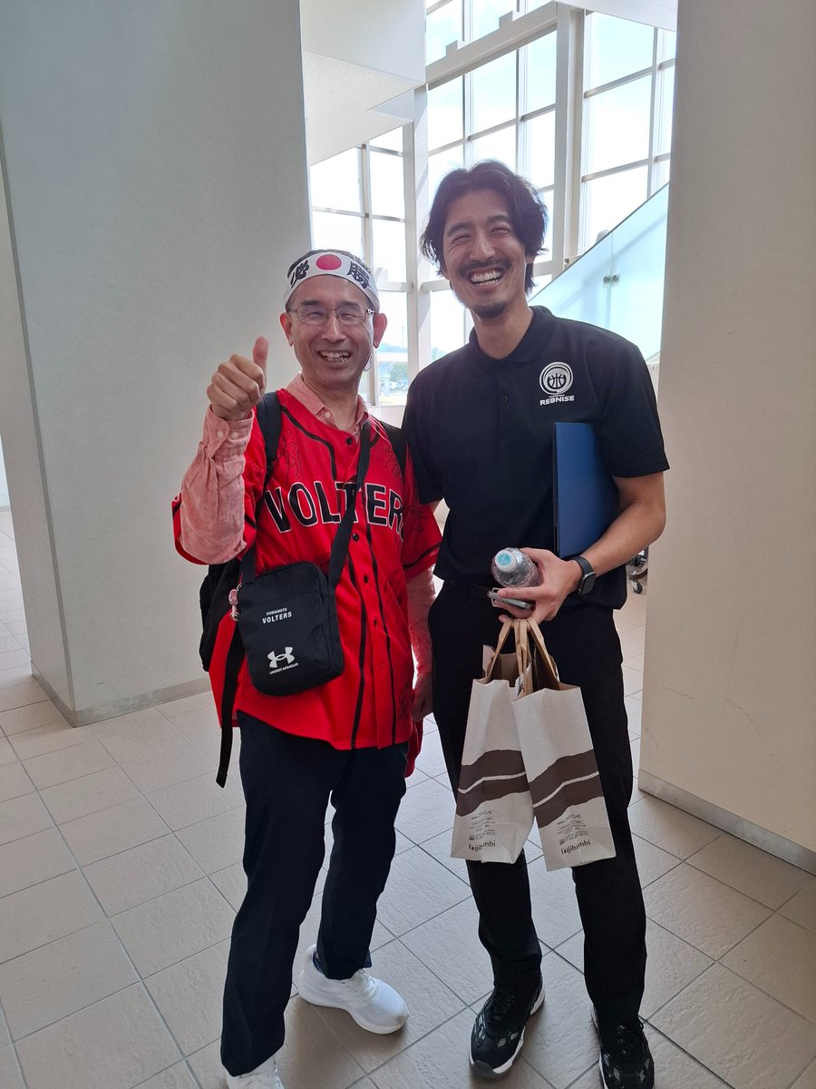 vol_hachi's tweet image. おはようございます☀️😃❗

U18の応援楽しかったバイ😄‼️

安慶さん次はうちが勝つバイ🤭‼️

安斗夢ありがとう📷😂‼️

ヴォルターズ最高🙌‼️

voltersred最高🙌‼️

今日も１日頑張って行くバイ👍

レッツゴーヴォルターズ‼️

#熊本ヴォルターズ 
#voltersredあいさつ運動
#アリーナ建てるバイ