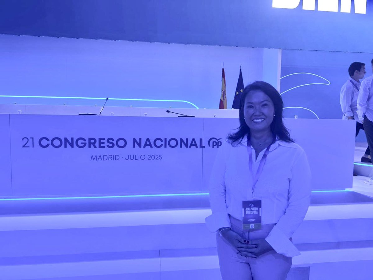 KeikoFujimori's tweet photo. Gracias al @ppopular de España por invitarme a su Congreso Nacional. He comprobado de primera mano la fuerza de su militancia, su organización y el liderazgo firme de @NunezFeijoo, a quien felicito por su reelección. https://t.co/cBcLRf5A5j