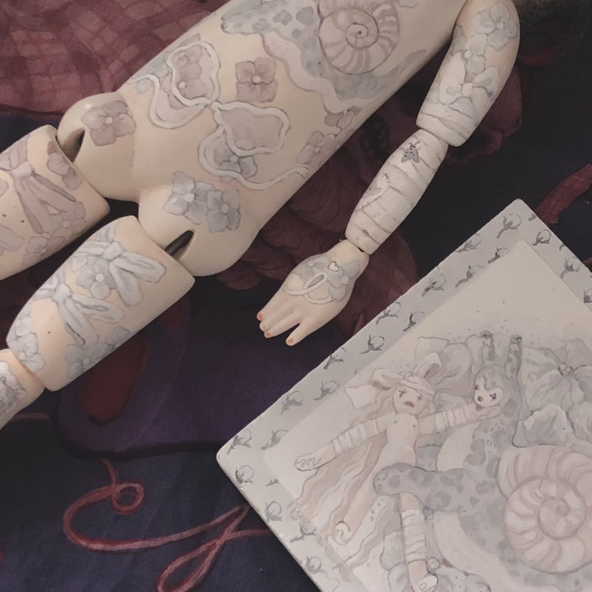 micaさんのお人形に絵を描かせて頂きました とっても楽しかった 手と足に名前を描いたり虫を握っていたり… 幸せな時間を一緒に過ごした 🐌☂️