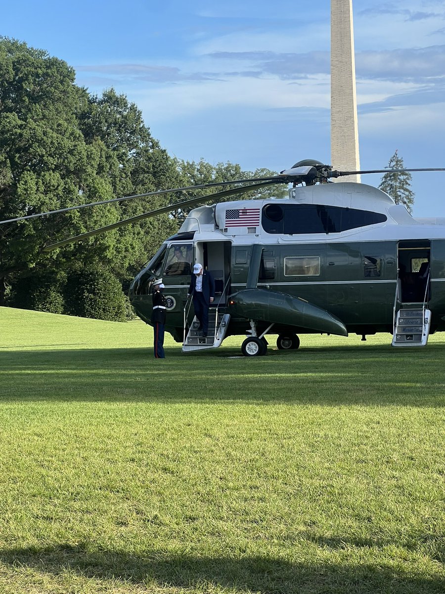 Emilylgoodin's tweet image. POTUS is back in the White House after a weekend at Bedminister. And work in the Rose Garden continues