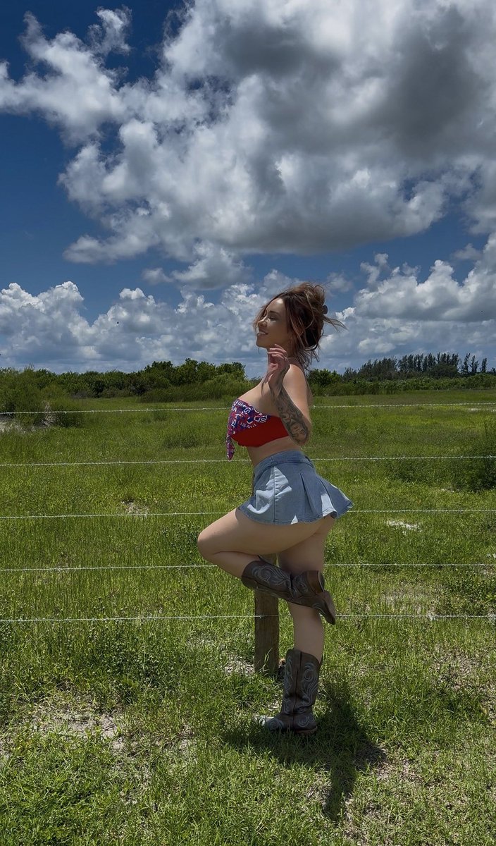 Bringing an end to this 4th of July holiday 🎆🎇 what did you do?! Anyway, hope ya’ll had an amazing weekend 💋

#fireworks #4thofjuly2025 #America #cowgirlstyle #cowgirl