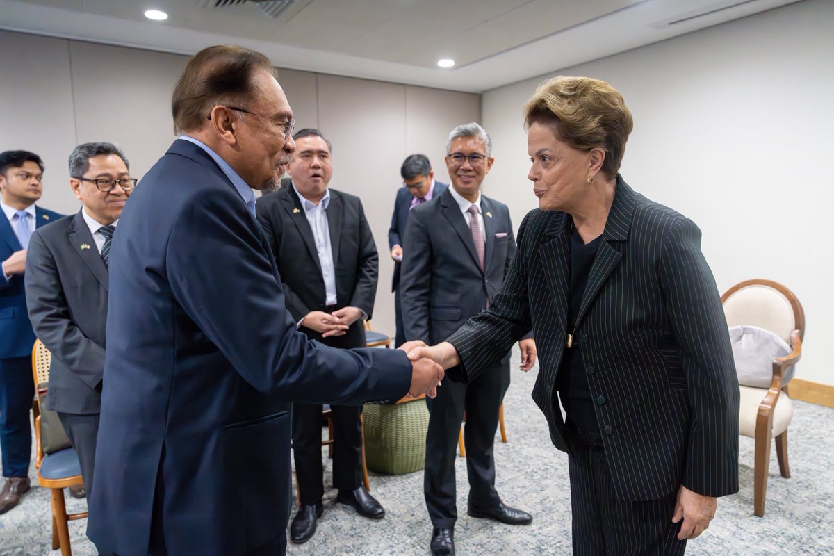 anwaribrahim's tweet photo. Menerima kunjungan hormat Dilma Rousseff @dilmabr , tokoh berpengalaman yang pernah menerajui Brazil dan kini meneruskan khidmat sebagai Presiden Bank Pembangunan Baharu (NDB).

Saya ucapkan tahniah atas pemilihan semula beliau dan menyatakan keterbukaan Malaysia untuk meneroka potensi kerjasama bersama NDB dalam kerangka pembangunan mampan, pembiayaan infrastruktur dan pengukuhan kerjasama Selatan-Selatan.

Sebagai bank pembangunan pelbagai hala yang ditubuhkan oleh negara-negara membangun, NDB menawarkan alternatif pembiayaan yang berdaya saing, sejajar dengan aspirasi Malaysia untuk mempelbagaikan sumber pembangunan infrastruktur dan mempercepatkan peralihan kepada ekonomi hijau. 

Malaysia akan meneliti secara menyeluruh keanggotaan dalam NDB, dengan mengambil kira pelbagai aspek termasuk komitmen yang diperlukan serta keberkesanan penyertaan dalam institusi tersebut.

#MalaysiaMADANI 
#RancakkanMADANI 
#MADANIbekerja 
#BRICS2025