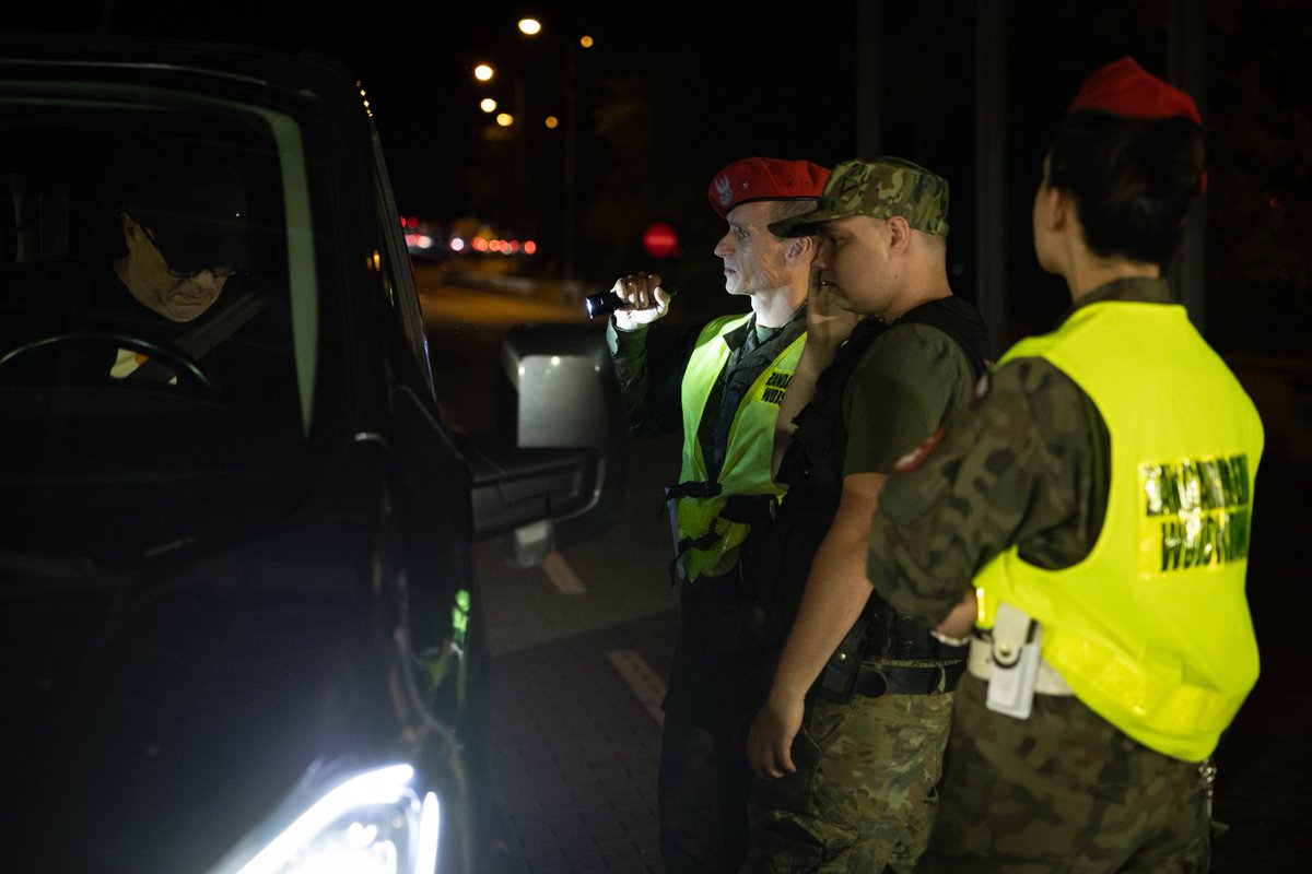 🇵🇱 00:00 ➡️  Polska przywróciła czasowe kontrole graniczne na przejściach z Niemcami 🇩🇪 i Litwą 🇱🇹.

Dlaczego? 🔒 Bezpieczeństwo jest najważniejsze!
To decyzja, która ma zatrzymać nielegalne przekroczenia 🚫 i jeszcze bardziej wzmocnić ochronę naszych granic 🛡️.

Taka operacja