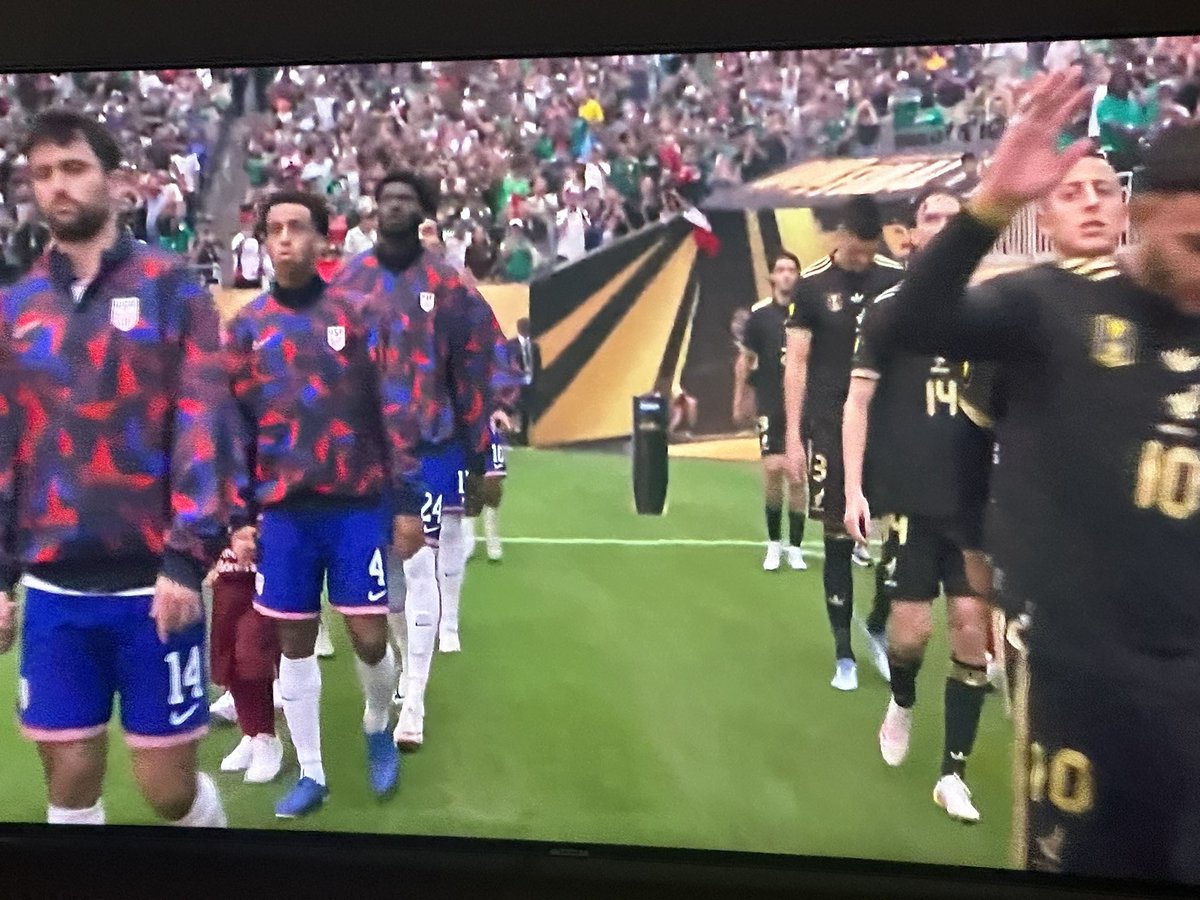 Fyrir àhugasama þá er Gold Cup í beinni á youtube.