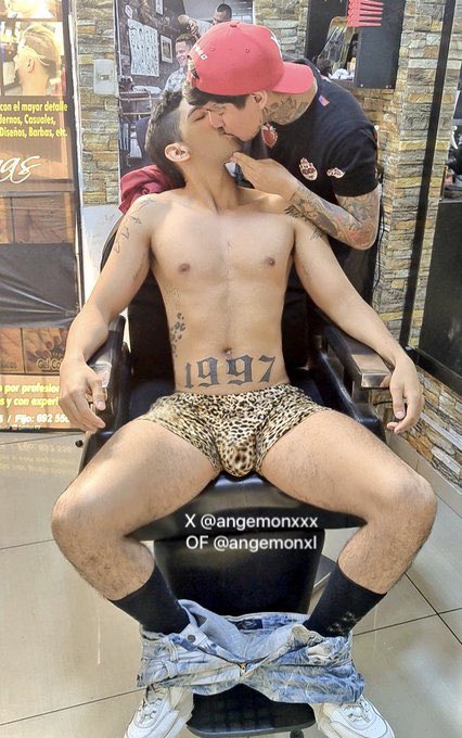 MI BARBERO ME LA PONE DURA EN EL SALÓN🍆

Me fui a cortar el cabello y el barbero me la pone dura mientras me quita la ropa y me chupa el huevo bien rico🔥

onlyfans.com/angemonxl
onlyfans.com/angemonxl
onlyfans.com/angemonxl
onlyfans.com/angemonxl
onlyfans.com/angemonxl
.