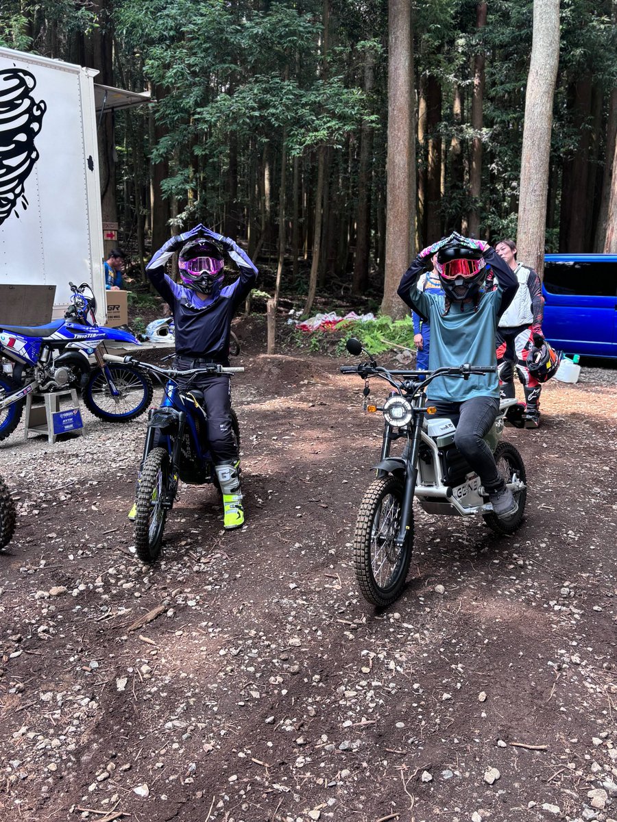 Ridge_Cycle's tweet image. 今日はリッジパークで練習!
うちの奥様達は電動バイクでJNCCに挑戦するみたいです😆
@yotsubamoto
@SUR_RON_JP
@kuniharu_jp
#リッジポーズ
#キッズ&トライ
#リッジパークで電動体験
#親子でバイク
#電動バイク体験
#初心者でも安心
#モトクロス女子
#バイク女子
#eモトクロス
#キッズバイク…