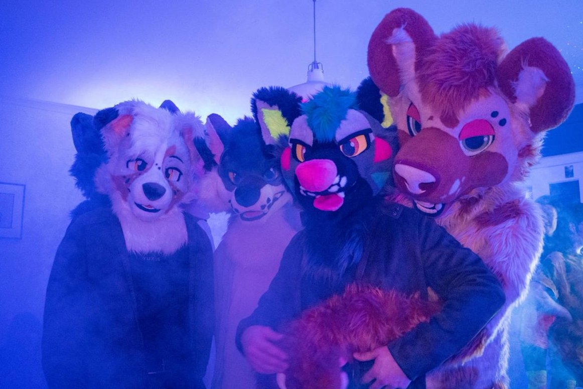 You're never safe from yeen hugs 😌

🐶: <a href="/VirBarks/">VIR</a>, <a href="/flintcanine/">Flint 🔜 🇯🇵</a> &amp; <a href="/CynicalStrypes/">Tige</a>