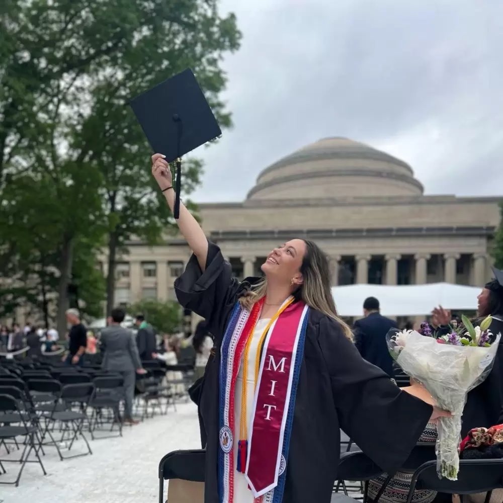 ¡Qué orgullo verte brillar, querida Ángeles! Graduarte del MIT con puntaje perfecto es una hazaña extraordinaria y una inspiración para todo el Paraguay.

Tu esfuerzo, dedicación y talento son prueba de que, Creyendo en Grande, los sueños sí se cumplen.

¡Toda la familia celebra