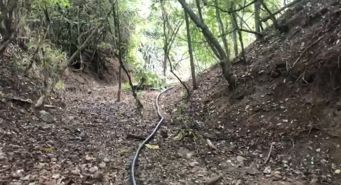 Las Fuerzas Armadas del Ecuador, a través del Grupo de Operaciones Militares de ámbito interno (GOMAI “Manabí”) y en cumplimiento a las operaciones de seguridad hidrocarburífera, identificaron una perforación clandestina en el cantón Puerto Cayo, de la provincia de Manabí en el