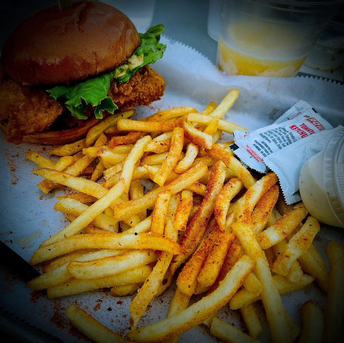 simonejnews's tweet image. Land of the free, because of the brave. 🇺🇸 

Here’s to an Independence Day weekend filled with laughter, celebrations and counted blessings. 🟥⬜️🟦 

#IndependenceDay #IndependenceDayweekend #Happy4thofJuly #4thofJulyCelebrations #outonthetown #freedomring #freetolive #freetolove