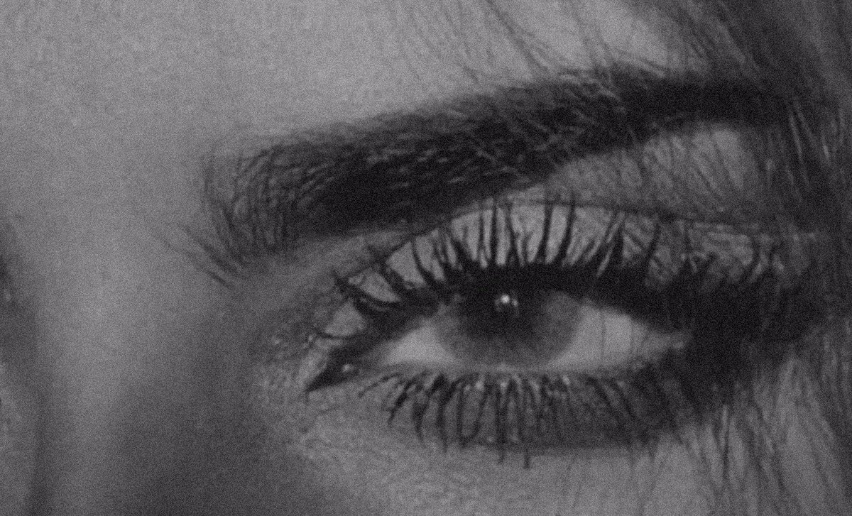 قالو تدرين انج عنيده وراعية مزاج
قلت ما عليه من بغاني يشد حيله

وأقول :
أنا لي خفوق مايشده خفيف القلب
يحب الثقيل اللي صعب تلتفت عينه.

                     🏹🖤