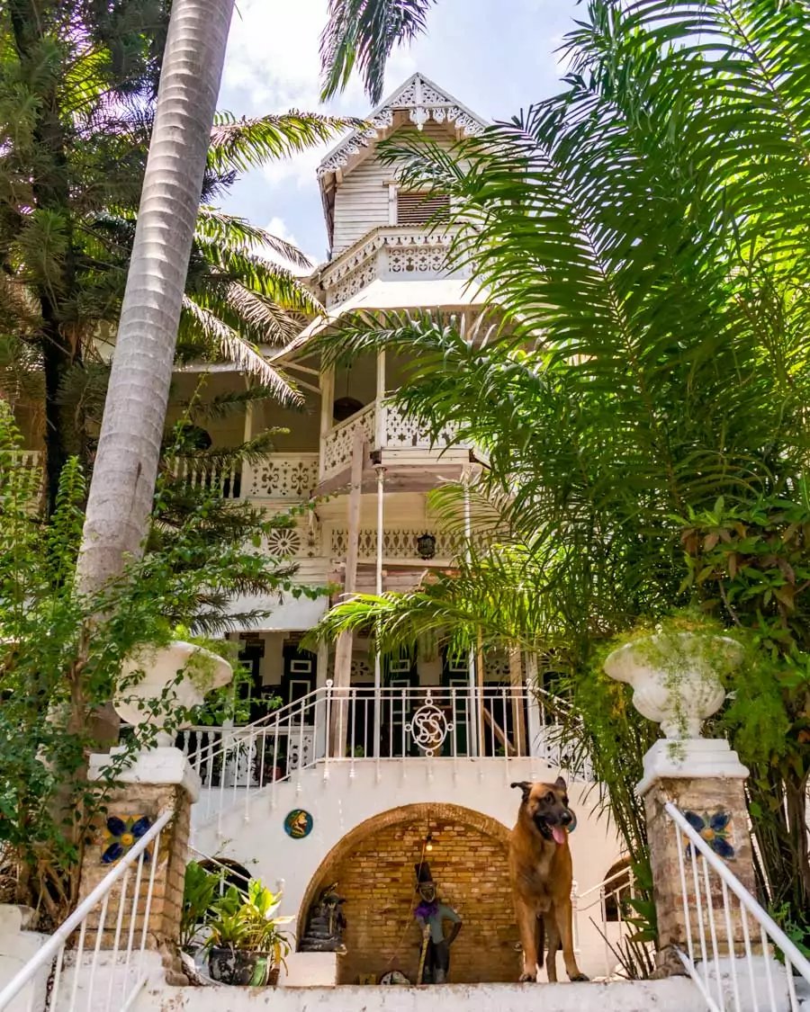 L'hôtel Oloffson, un endroit très connu des touristes situé à l'est de Port-au-Prince, a été incendié apparemment par les gangs de "Viv ansanm" dans la nuit du 5 au 6 Juillet 2025. Ce lieu mythique qui a vu évoluer le Groupe Racine RAM avec son rendez-vous hebdomadaire du jeudi