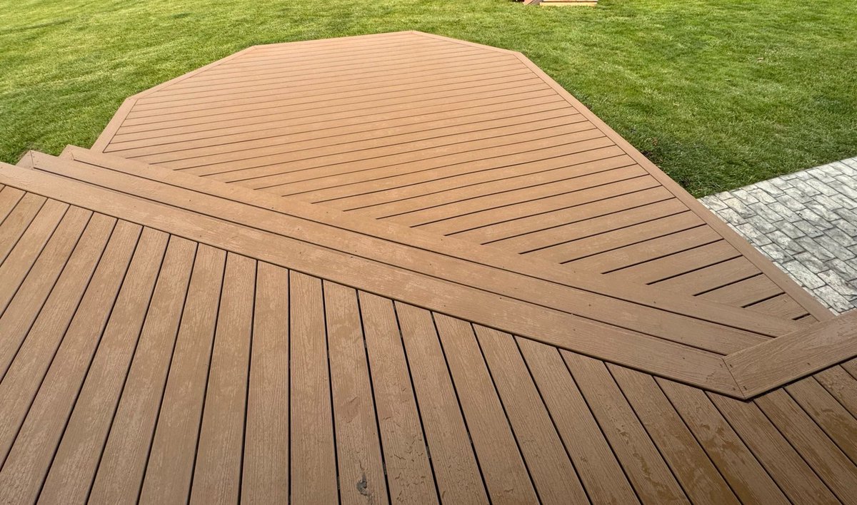 Outdoor_Graber's tweet photo. 🌟 Deck Remodel: Before &amp; After Reveal! 🌟
Stunning transformation using the existing frame, giving it a fresh new look! 👀

🔹 Beach Dune Decking
🔹 White T-Rail + Black Balusters
🔹 Picture Frame &amp; Fascia

Ready for these summer nights and everything in between!☀️ https://t.co/eHuJ6lEZkv