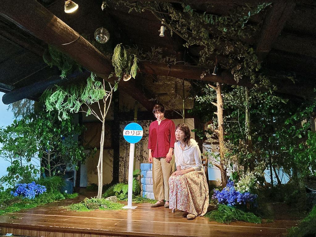 mupararan's tweet image. 空の会「いったりきたり」公演御礼。
京都 太秦 古心庵に炎天下のなかおいでいただいたお客様、役者、スタッフほんとうにありがとうございました。久しぶりに劇の本質をまざまざとみえて、生きる力が湧いています。いま、ここ、が縁になって輝いた舞台になりました。意図せずに室内の野外劇でした