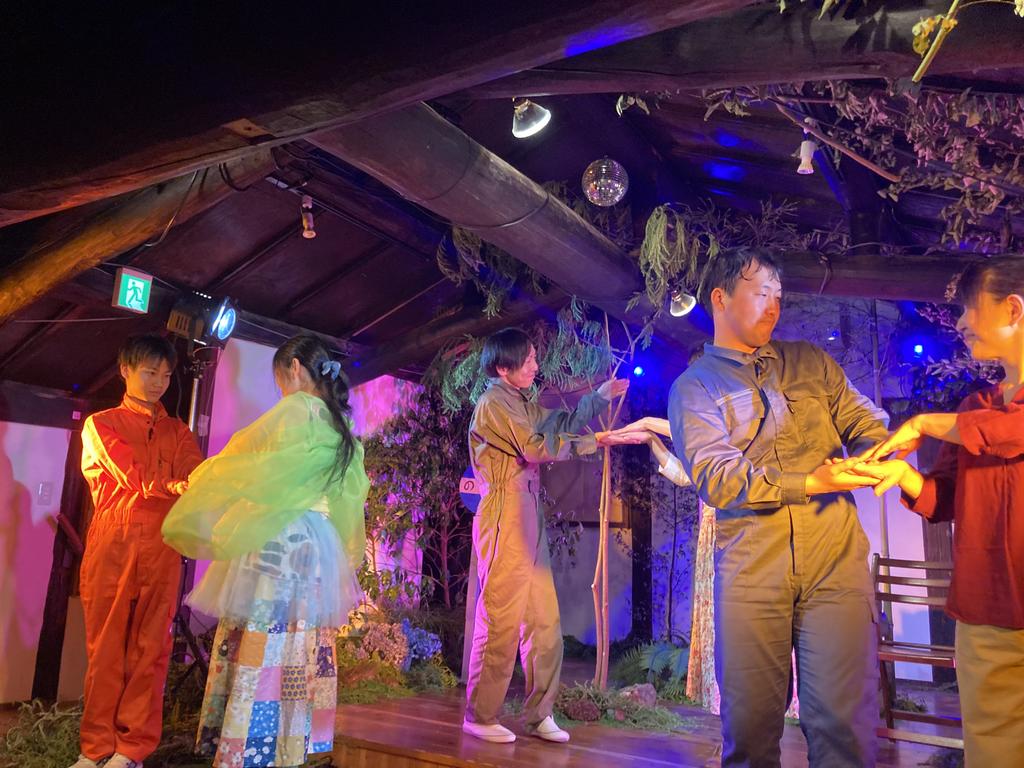 mupararan's tweet image. 空の会「いったりきたり」公演御礼。
京都 太秦 古心庵に炎天下のなかおいでいただいたお客様、役者、スタッフほんとうにありがとうございました。久しぶりに劇の本質をまざまざとみえて、生きる力が湧いています。いま、ここ、が縁になって輝いた舞台になりました。意図せずに室内の野外劇でした