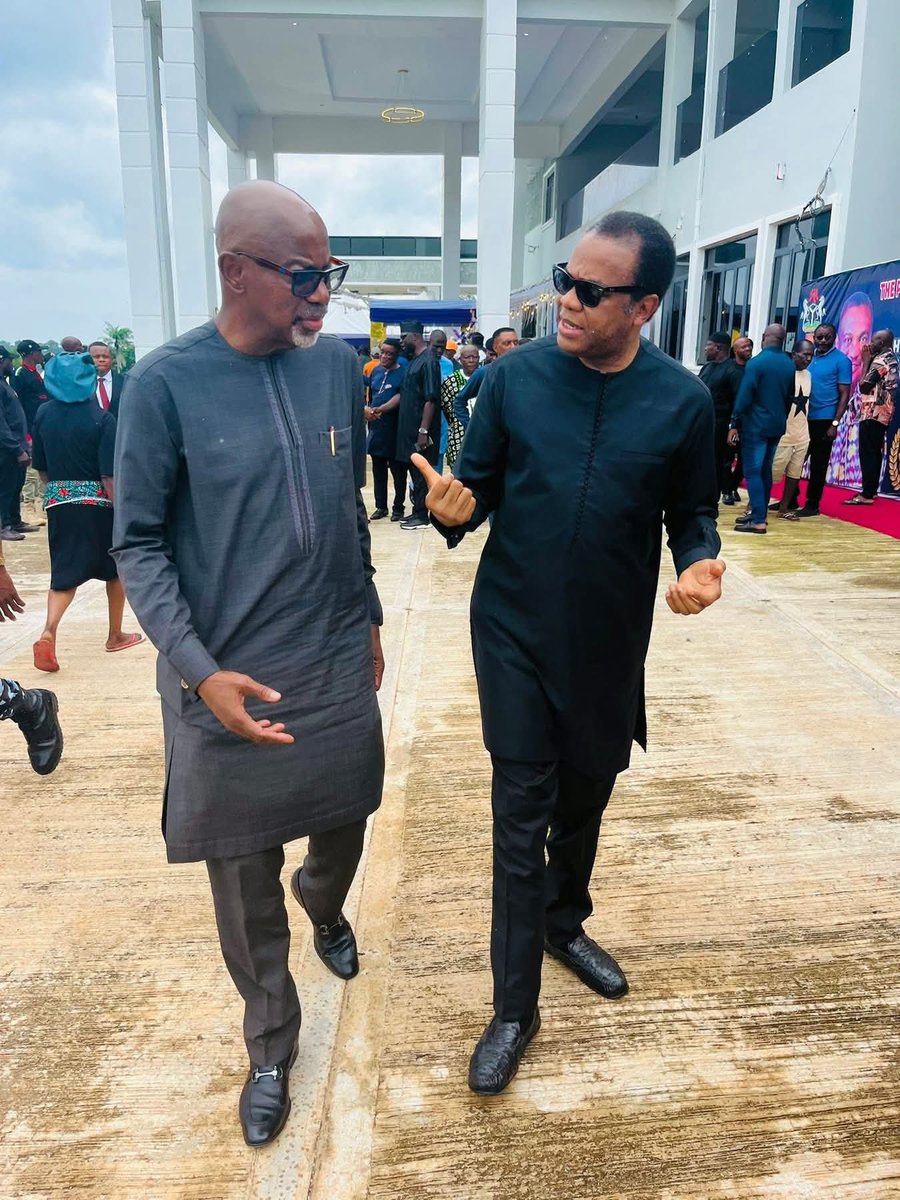 Donald Duke: Senator Liyel, dem say na you bring Ayade come o. 

Liyel: But I hear say you support the emergence of Bassey Otu too. 

😂😂😂