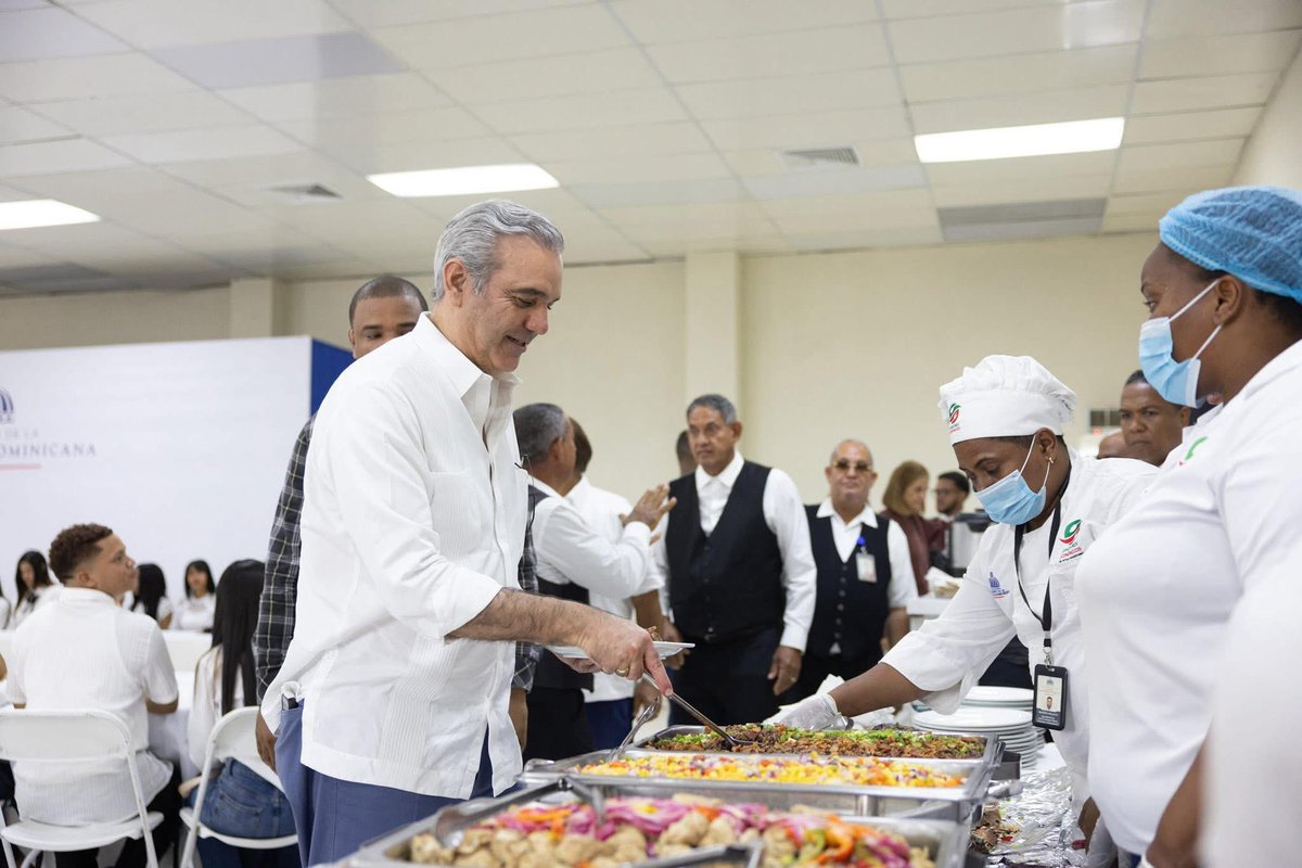 Calidad, sabor y buen servicio es lo que se ofrece en los @Comedo_RD bajo la dirección de <a href="/EdgarAugustoFM/">Edgar Augusto Feliz Arbona</a> el mejor valorado de la historia. Nuestro presidente <a href="/luisabinader/">Luis Abinader</a> disfruta de su almuerzo.