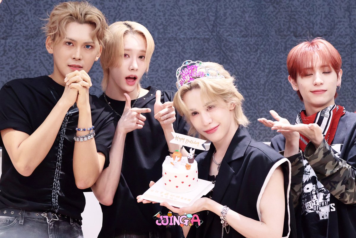 jjing_1228's tweet image. 2025.07.07 [WIMUTI]
우리의 영원한 리더 무티 생일축하해🎊🎊❣️
활동기에 생일이라 축하해 줄 수 있어서 기뻤어🥹 진짜 내가 이불이라서 너무 행복해
항상 이불부터 생각해주는 무티에게 늘 감동이고
고마워~ 🐰❣️
.
#XLOV #xlov_1andonly #RUI #루이 #陳冠叡 #冠叡 #엑스러브 #현 #HYUN 
#우무티…