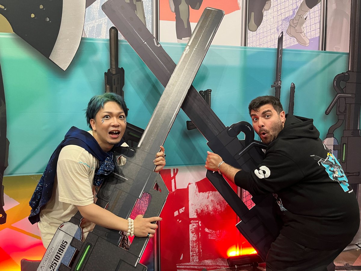 ／
　アメリカ・ロサンゼルス
　#AnimeExpo 2025
＼

カフカ役 #福西勝也 さん
英語吹替版カフカ役Nazeehさん

#TOHOanimation ブースでは、
武器を持ってパチリ📸

#怪獣8号 #KaijuNo8