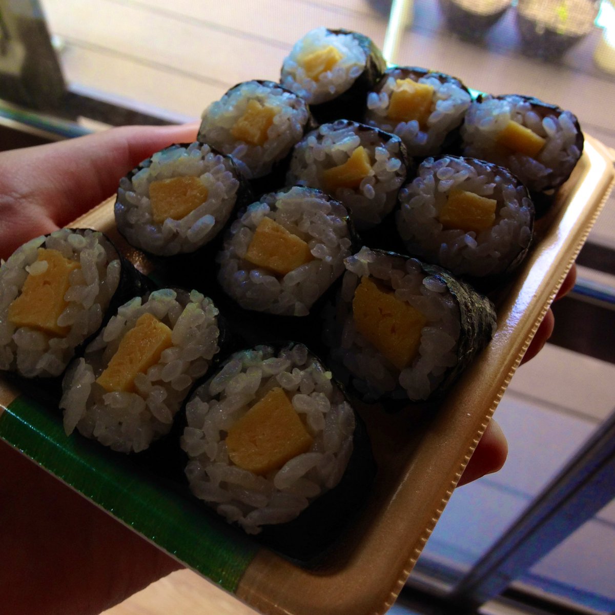 #ぱせりあのね 
#ぱせりめーる 

週末またぱちゃんが夢に💭😴

スーパーのお惣菜見切り品で、細巻きが半額だったのでついカゴへ、、🍣
たくあん巻きかと思ったらたまご巻きでした…！初めて見た🐈‍⬛💭