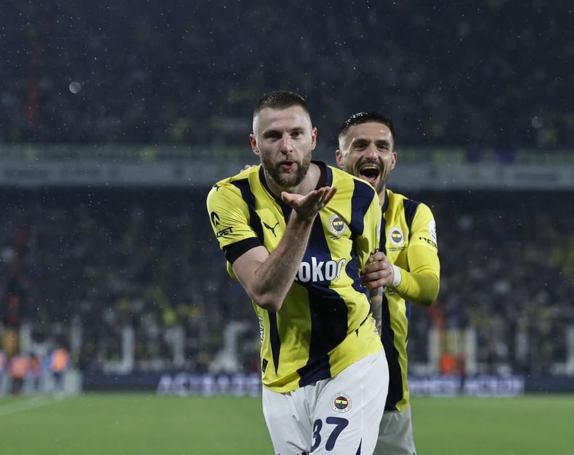 FabrizioRomano's tweet photo. 🚨🟡🔵 Fenerbahçe are pushing to get Milan Škriniar deal done from PSG, talks progressing!

He’s the next big target for Fenerbahçe after Jhon Durán. https://t.co/51RZqV7ycm