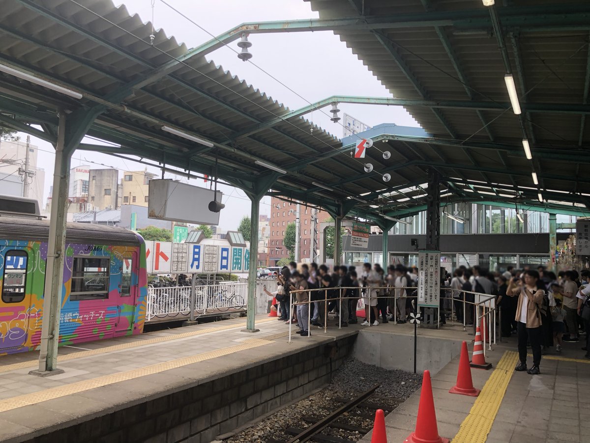 前橋中央駅が激盛り上がっている．過去イチの人だかり
小川市長の人気か？ころとんが最強なのか？それとも...

#前橋ウィッチーズ 
#ころとん
#上毛電気鉄道