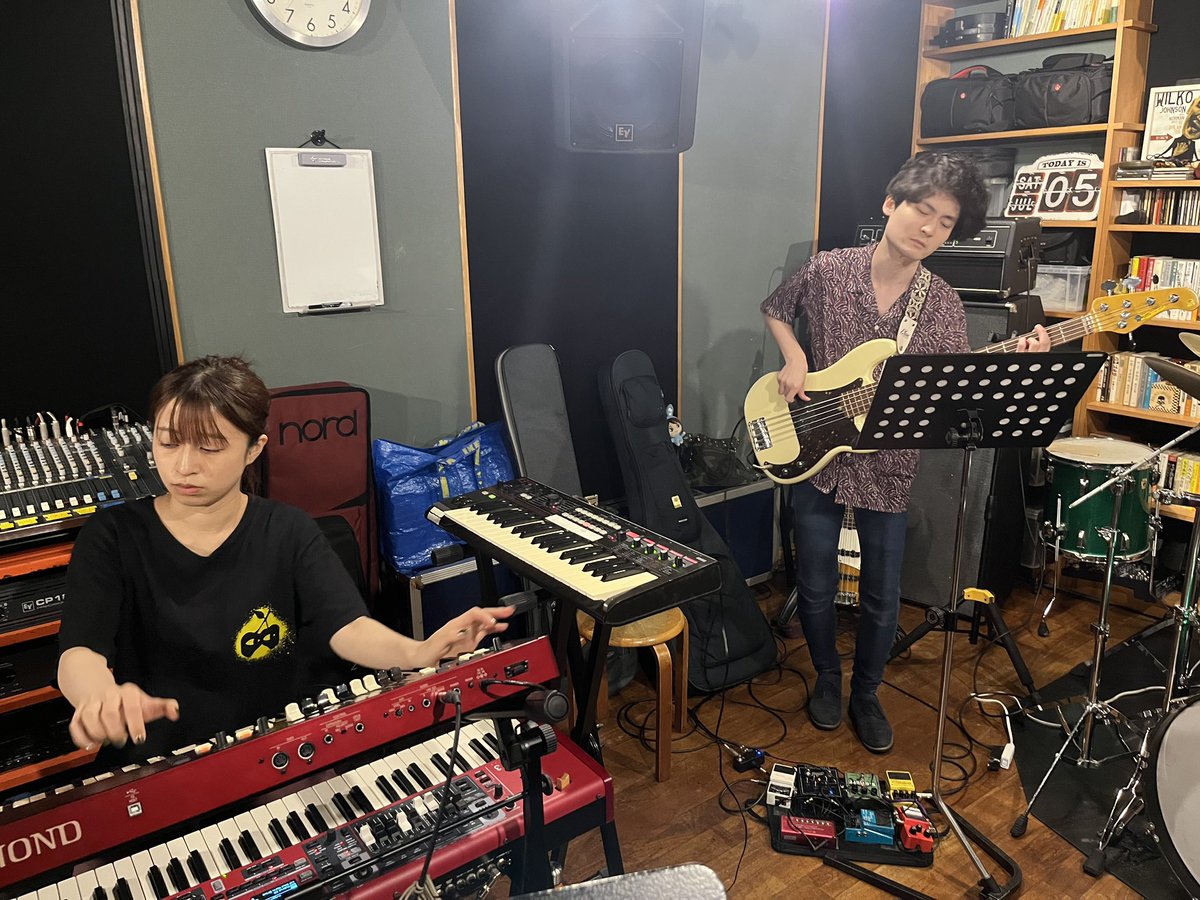 画面の真ん中には、とある一曲だけに使う新顔の鍵盤（高木さんのものです）。この音で一気に〇〇〇感が出ます