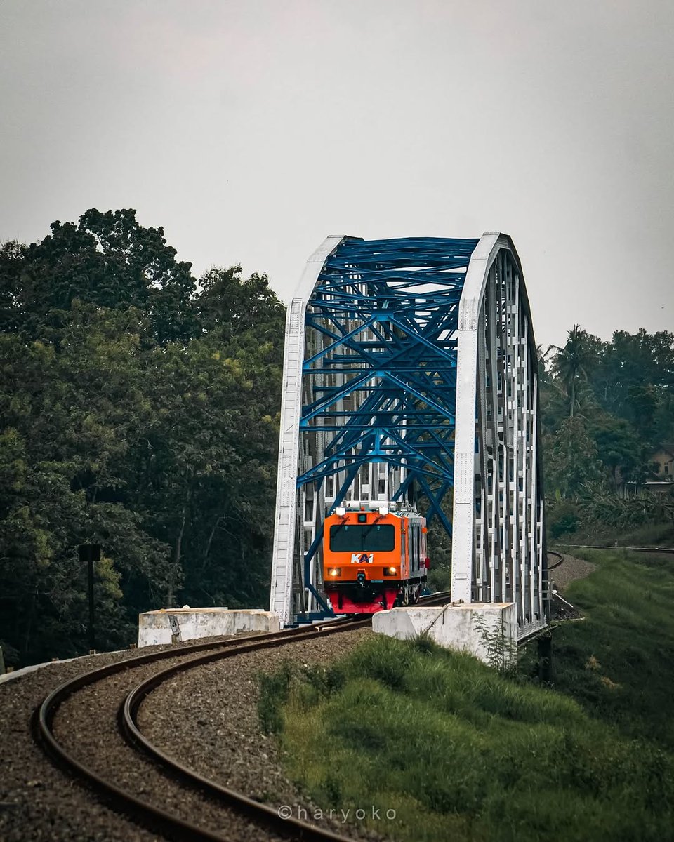 Cinta itu seperti puisi—penuh rima, namun tak selalu bisa dimengerti.
Ada tawa yang tersirat di balik luka, dan ada harap yang mengalir bersama air mata. 🥹❤️

Selamat pagi, #SahabatKAI!

#KAI121

Support photo 🙏🏼: haryokopangestu (IG)