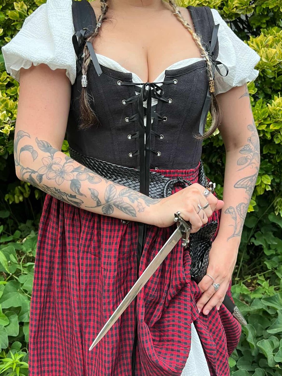 carmiico's tweet image. showin' ankle at the tavern ⚔️✨️ (my backyard renfaire bday party!)
